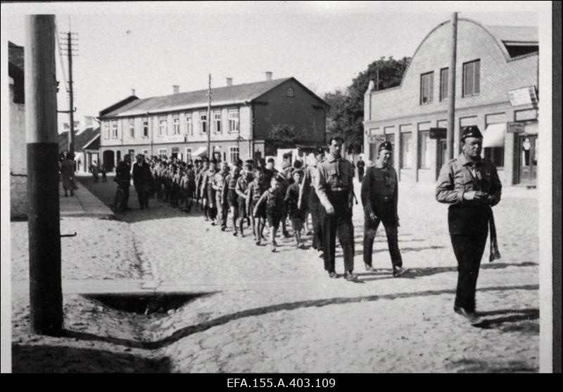 Noorte Kotkaste Lääne Malev. Laagrid Paliveres, Elvas, Pirital, Sillapääl jm. Haapsalu, Palivere, Risti, Veltsa, Peru, Lihula jt. rühmade tegevusest.