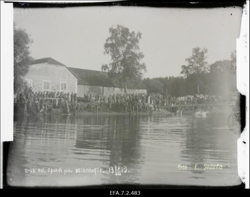 Vabadussõda. 2.Jalaväepolgu 2.pataljoni spordipidu Beijenhofi mõisas (Bejas muiža). Ujumine.