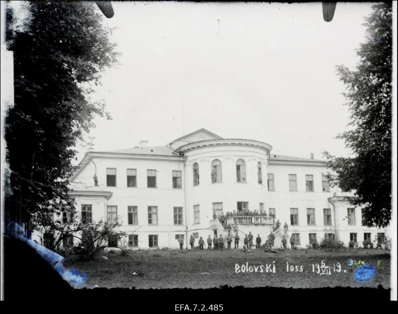 Vabadussõda. 2.Jalaväepolgu 1.roodu sõdurid Bolovski (Bolwen, Balvi) mõisa peahoone ees.