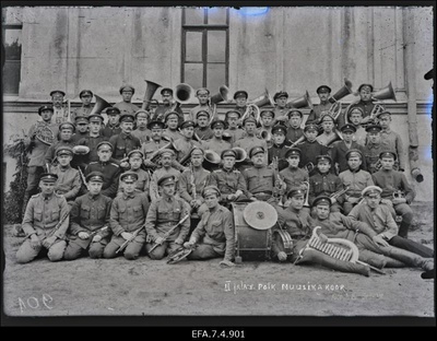 2. jalaväepolgu muusikakomando. Teises reas keskel (taktikepiga) kapellmeister  Arnold Landström (Arvo  Laidver).  duplicate photo