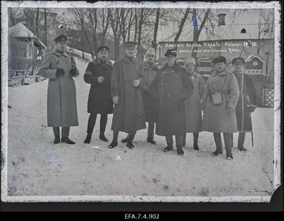 Vabadussõda. Ameerika Ühendriikide sõjaväeline esindaja Petseris.Vasakult: 1. Sõjavägede ülemjuhataja staabi käsundusohvitser kapten Eduard Villmann, 2. Kindralstaabi Valitsuse ülem polkovnik Jaan Rink, 3. Ameerika Ühendriikide sõjaväeline esindaja kapten August Krantz, 4. Soome Põhja Poegade Rügemendi ülem polkovnik Hans Kalm, 5. Välisministeeriumi sekretär Hermann Hellat, 6. tõlk, 7. 2.Jalaväepolgu ülem alampolkovnik Hans Kurvits, 8. 2.Jalaväepolgu 1.pataljoni ülem kapten Johannes Anderson.  duplicate photo