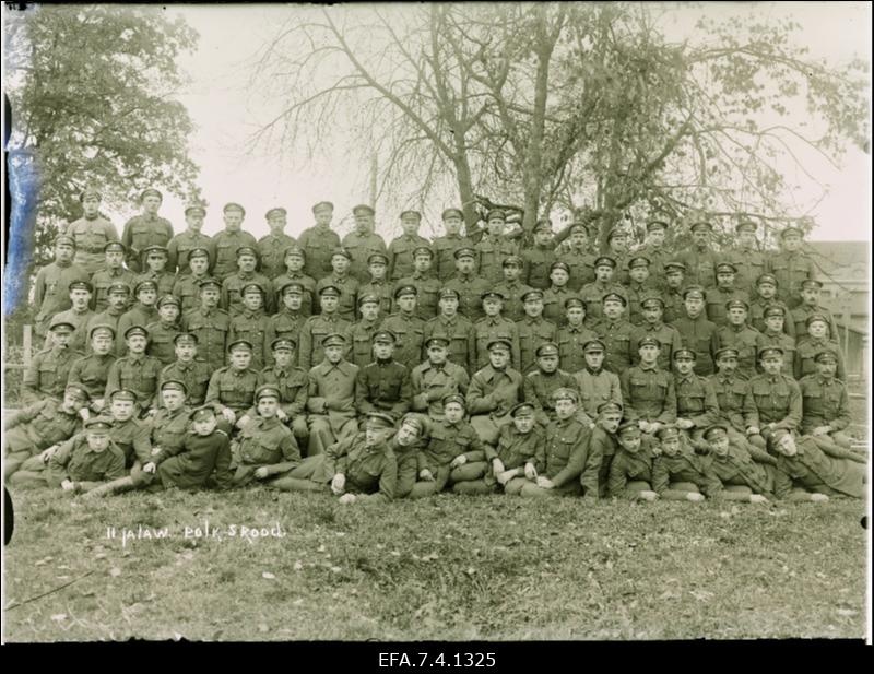 Vabadussõda. 2.Jalaväepolgu 5.rood Hoppenhofis (Ape). Istujate reas vasakult 8. rooduülem alamleitnant Aleksander Parts, 9. 2.pataljoni ülem alamkapten Hans Matson (Ants Matsalo), 10. polguülema abi kapten Eduard Liibus.