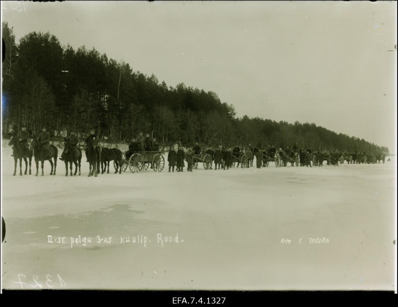 Vabadussõda. 2.Jalaväepolgu 3.kuulipildujate rood mere kaldal. Hobustel olevatest vasakult teine rooduülem alamkapten Arthur Viilip.