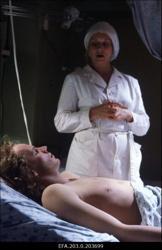 Kaader Tallinnfilmi mängufilmist "Ainult hulludele ehk halastajaõde". Johan - Hendrik Toompere, Rita, Margarita Terehhova.