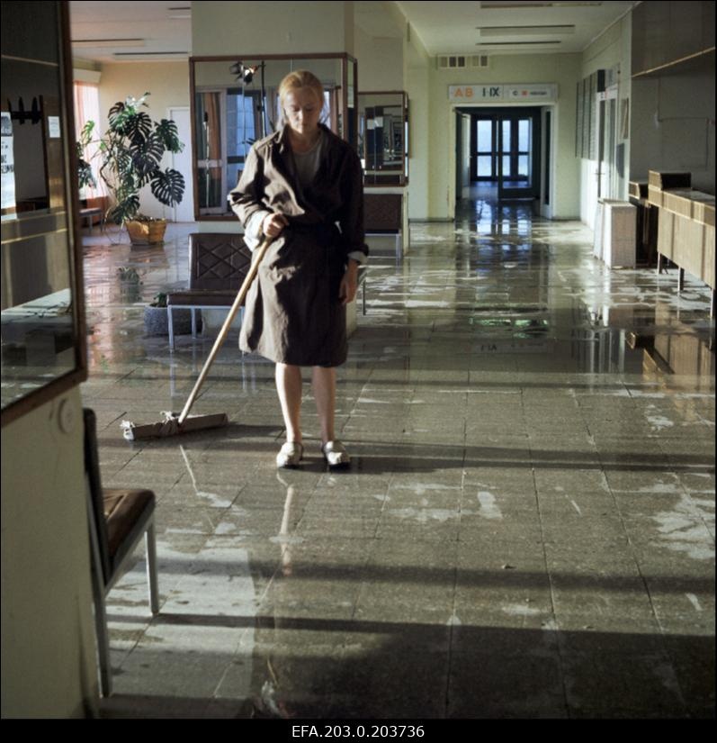 Kaader Tallinnfilmi mängufilmist "Ainult hulludele ehk halastajaõde". Rita - Margarita Terehhova.