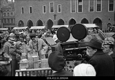 Operaator-lavastaja Mihhail Dorovatovski Tallinnfilmi mängufilmi "Mäeküla piimamees" võtetel Raekoja platsil.  similar photo