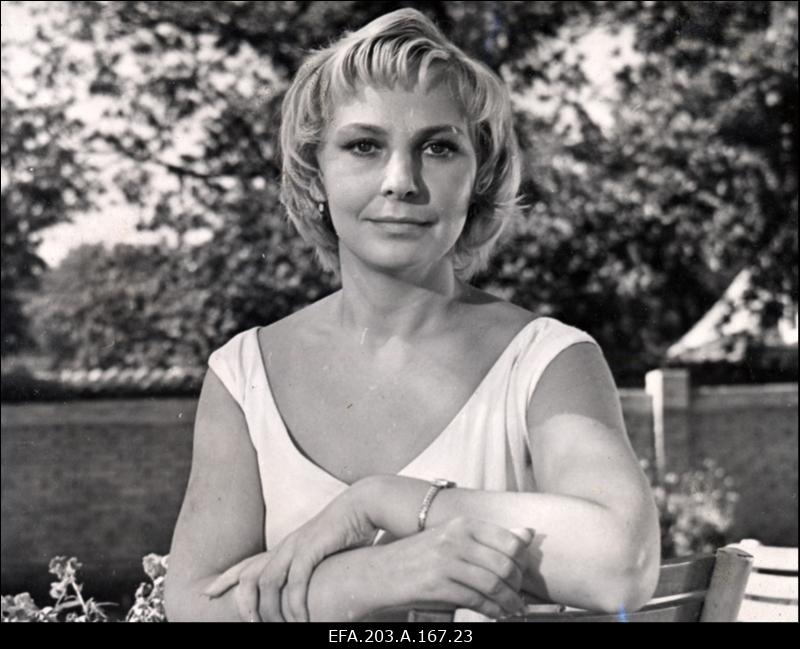 M. Jurassova Maia osas filmistuudio Tallinnfilm mängufilmis Juhuslik kohtumine.