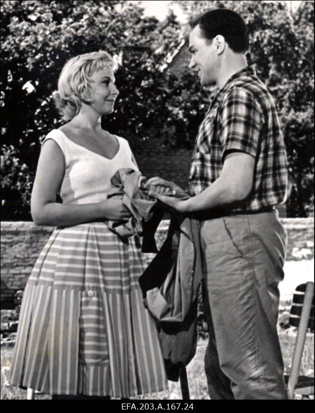 M. Jurassova Maia osas (vasakul) ja G. Ots Laigo osas filmistuudio Tallinnfilm mängufilmis Juhuslik kohtumine.