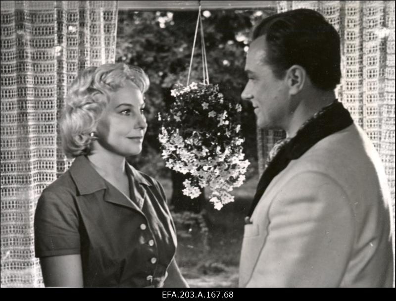 Kaader filmistuudio Tallinnfilm mängufilmist Juhuslik kohtumine, vasakult: Maia - M. Jurassova, Laigo - G. Ots.