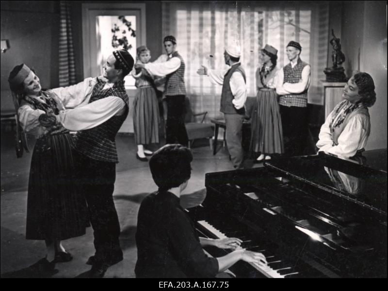 Kaader filmistuudio Tallinnfilm mängufilmist Juhuslik kohtumine.