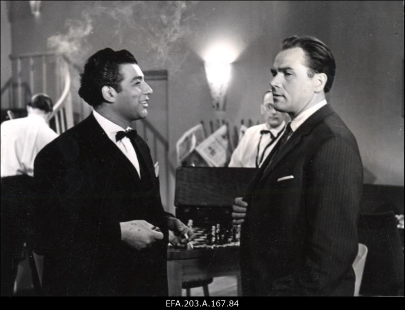 Kaader filmistuudio Tallinnfilm mängufilmist Juhuslik kohtumine, vasakult: Richard - E. Baskin, Laigo - G. Ots.