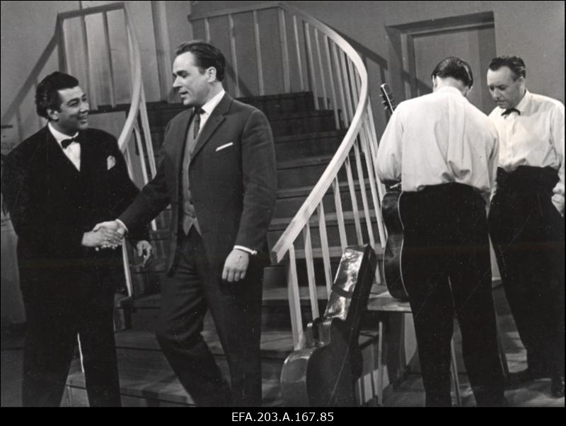 Kaader filmistuudio Tallinnfilm mängufilmist Juhuslik kohtumine, vasakult: Richard - E. Baskin, Laigo - G. Ots.