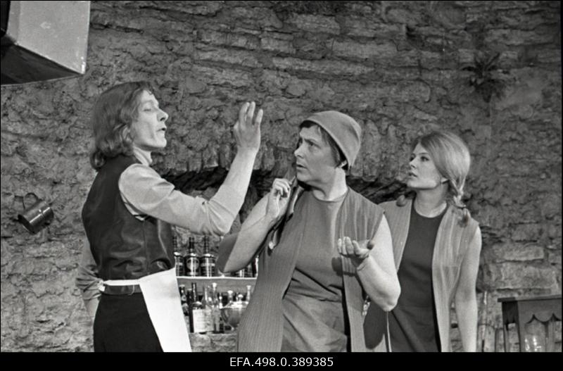 Tallinnfilmi muusikalise filmi Don Juan Tallinnas võtted. Vasakult: Kõrtsmik - Juhan Viiding, Teresa - Silvia Laidla, Isabella - Eve Kivi.