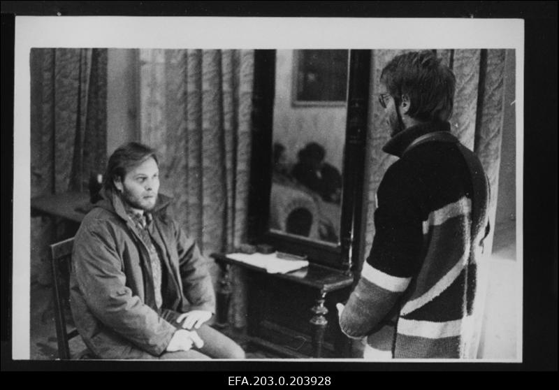 Osa Tallinnfilmi mängufilmi "Ainus pühapäev" võttegrupist (vasakult): helioperaator Mati Jaska, operaator-lavastaja Tõnis Lepik.