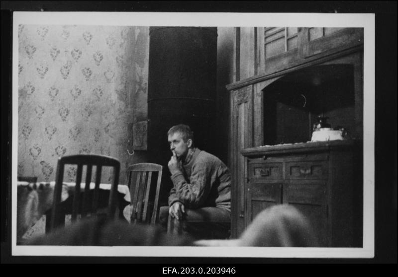 Tallinnfilmi mängufilm "Ainus pühapäev". Istub filmi režissöör-lavastaja Sulev Keedus.