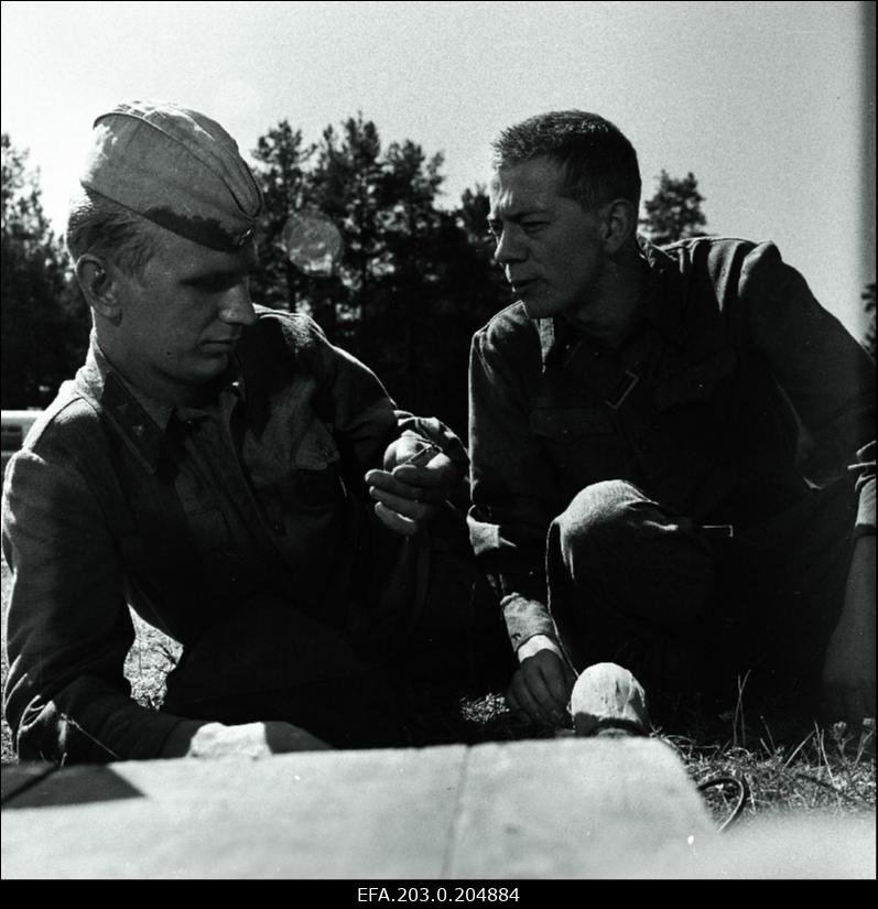 Stseen Tallinnfilmi mängufilmist "Inimesed sõdurisinelis". Juttu ajavad Agur (Tõnu Mikiver) ja Loog (Kalju Komissarov).