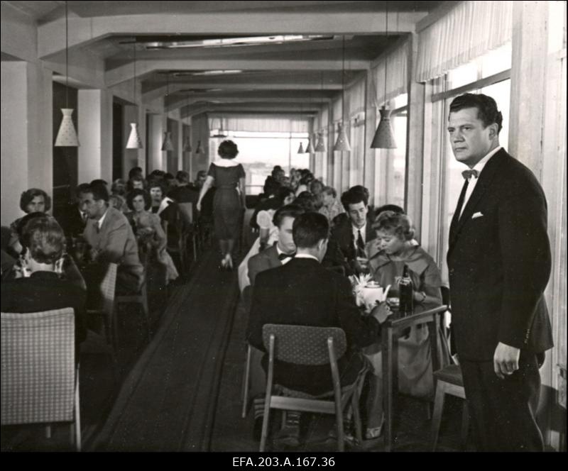 Kaader filmistuudio Tallinnfilm mängufilmist Juhuslik kohtumine. Paremal näitleja A. Haug.