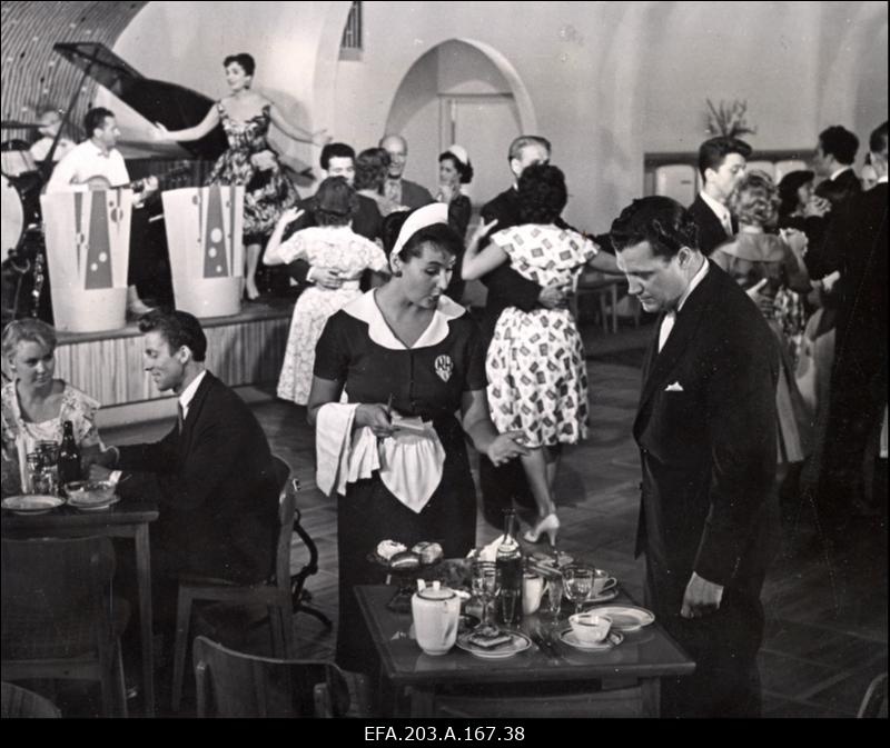 Kaader filmistuudio Tallinnfilm mängufilmist Juhuslik kohtumine. Paremal näitleja A. Haug.