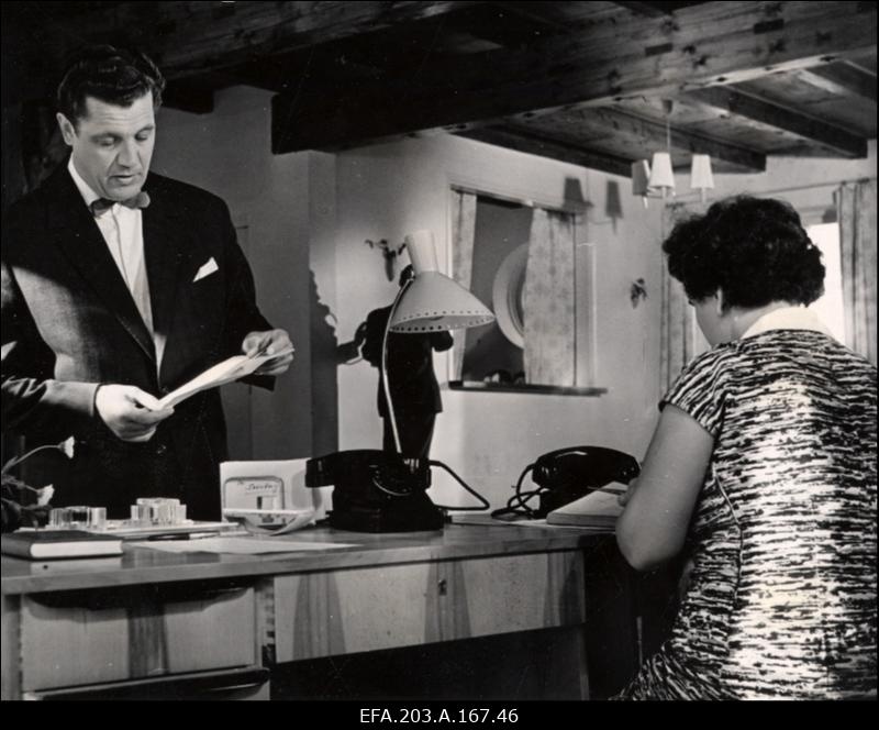 Kaader filmistuudio Tallinnfilm mängufilmist Juhuslik kohtumine. Vasakul näitleja A. Haug.