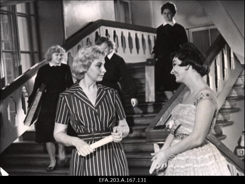 Kaader filmistuudio Tallinnfilm mängufilmist Juhuslik kohtumine, vasakult: Maia - M. Jurassova, Marika - L. Laats.