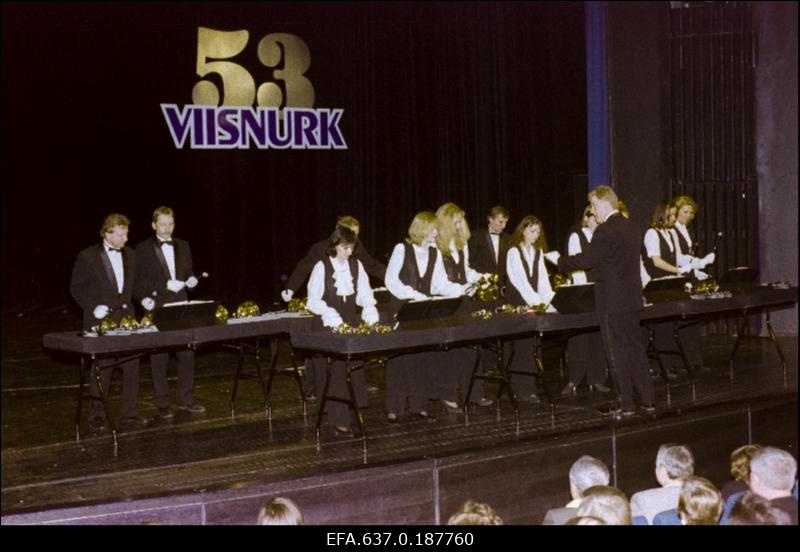 Kellade ansambel Arsis Aivar Mäe dirigeerimisel esinemas puidutöötlemisega tegeleva AS Viisnurk 53. aastapäevale pühendatud kontserdil.