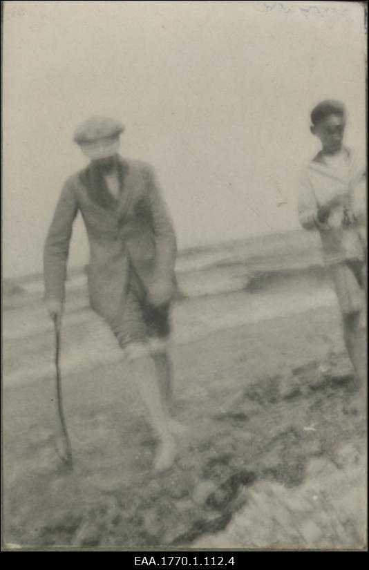 Eesti üliõpilaste seltsi "Veljesto" suvepäevad Toilas. Udune foto paljasjalgsest kepiga noormehest