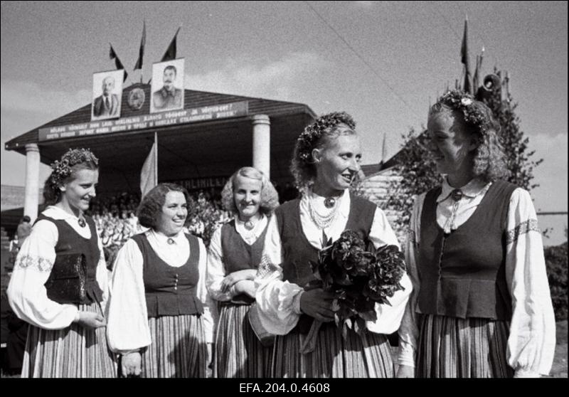 Rahvaloomingu õhtu Võrus. Kommunismi Tee kolhoosi koori liikmed L. Hallop, L. Räim, Hellutteus, L. Aedmäe ja E. Kirpa.