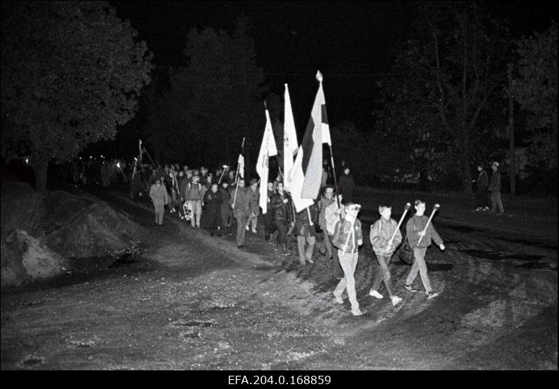 Eesti muinsuskaitseklubide VIII kokkutulek. Tõrvikutega rongkäik läbi Võru.