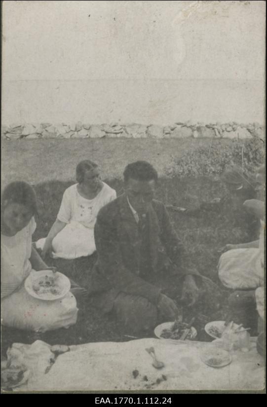 Eesti üliõpilaste seltsi "Veljesto" suvepäevad Pakri saarel. Eine murul