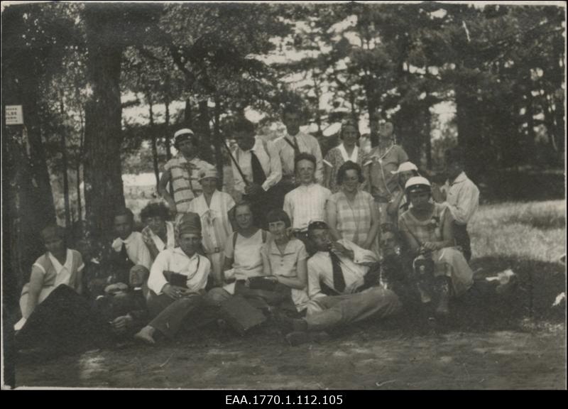 Eesti üliõpilaste seltsi "Veljesto" suvepäevad Kunda rannas. Ühispilt metsalagendikul puude all