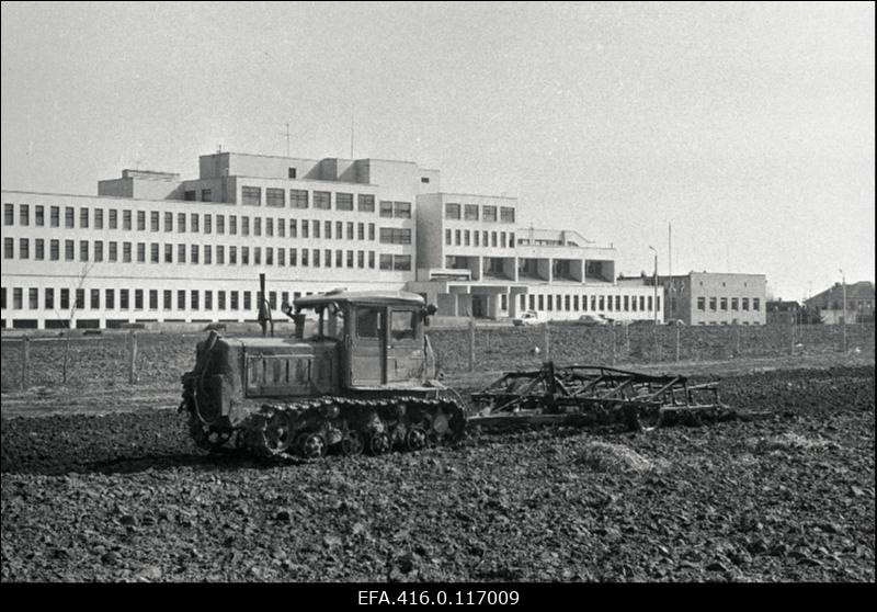 Põllu kultiveerimine Põlva kolhoosis. Tagaplaanil Põlva Rajooni Keskhaigla hoone.