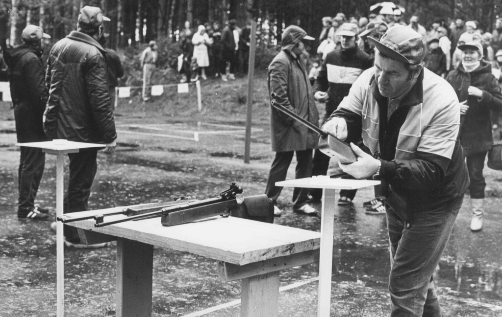 Pärnu linna Rahvasaadikute Nõukogu (RSN) Täitevkomitee esimees Rein Kirs juhtkonnavõistlustel Pärnu rajooni rahvaspordipäeval. Võiste Rahvaspordibaas.