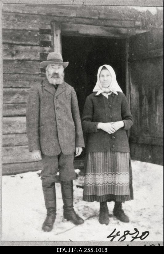 Vabadussõda. Sõjategevus Volmari piirkonnas. Soome vabatahtlikud Eestis. Tallinna garnisoni sõdurite eluolu, spordivõistlused Kalevi spordiväljakul, paraadid, õppused, õppelaagrid. Vabariigi aastapäeva paraadid. Riigikogu istung. Pilte Eesti Sõjamuuseumi eksponaatidest.