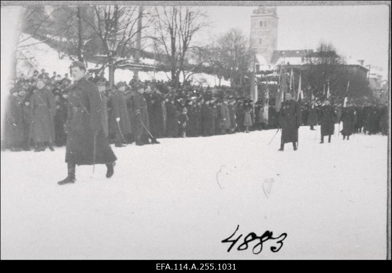 Vabadussõda. Sõjategevus Volmari piirkonnas. Soome vabatahtlikud Eestis. Tallinna garnisoni sõdurite eluolu, spordivõistlused Kalevi spordiväljakul, paraadid, õppused, õppelaagrid. Vabariigi aastapäeva paraadid. Riigikogu istung. Pilte Eesti Sõjamuuseumi eksponaatidest.