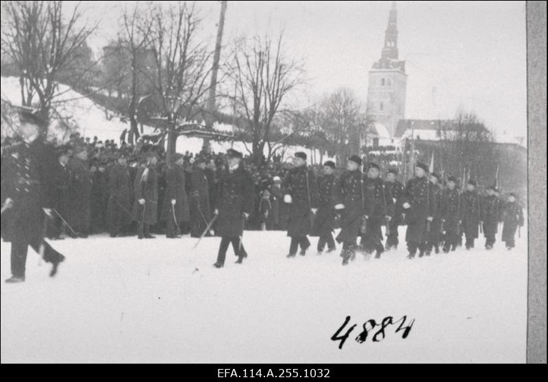 Vabadussõda. Sõjategevus Volmari piirkonnas. Soome vabatahtlikud Eestis. Tallinna garnisoni sõdurite eluolu, spordivõistlused Kalevi spordiväljakul, paraadid, õppused, õppelaagrid. Vabariigi aastapäeva paraadid. Riigikogu istung. Pilte Eesti Sõjamuuseumi eksponaatidest.