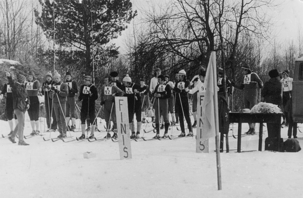 Esimesed Pärnu rajooni MV suusatamises 1977 Kanamardi maja juures.