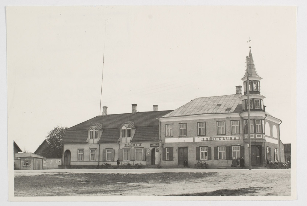 Toidukaupade kauplus, end. Mustla restoran (eh. 1926), kõrval söökla. Mustla linn, Posti tänav