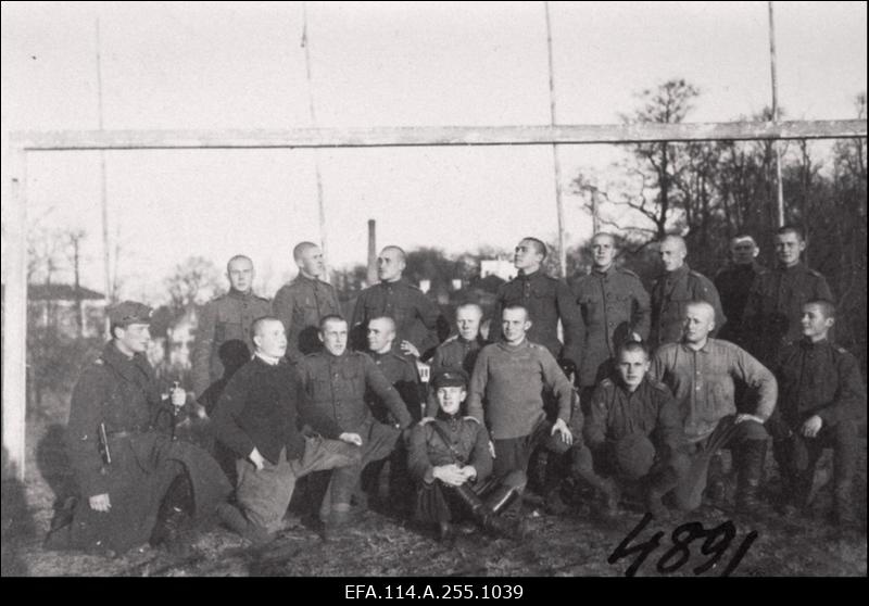 Vabadussõda. Sõjategevus Volmari piirkonnas. Soome vabatahtlikud Eestis. Tallinna garnisoni sõdurite eluolu, spordivõistlused Kalevi spordiväljakul, paraadid, õppused, õppelaagrid. Vabariigi aastapäeva paraadid. Riigikogu istung. Pilte Eesti Sõjamuuseumi eksponaatidest.