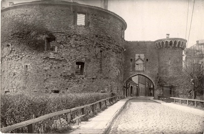 All-city. The Great Beach Gate after the burning on March 2, 1917. 1920s /?/. View of the artillery tower and a small tower by the sea  similar photo