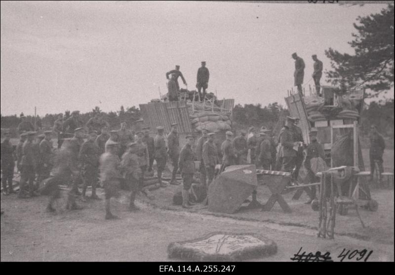 Vabadussõda. Sõjategevus Volmari piirkonnas. Soome vabatahtlikud Eestis. Tallinna garnisoni sõdurite eluolu, spordivõistlused Kalevi spordiväljakul, paraadid, õppused, õppelaagrid. Vabariigi aastapäeva paraadid. Riigikogu istung. Pilte Eesti Sõjamuuseumi eksponaatidest.