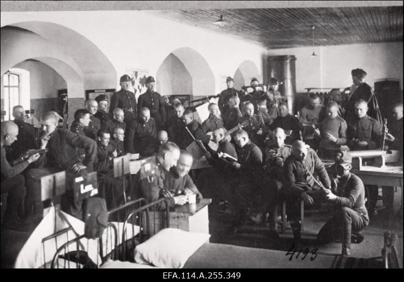 Vabadussõda. Sõjategevus Volmari piirkonnas. Soome vabatahtlikud Eestis. Tallinna garnisoni sõdurite eluolu, spordivõistlused Kalevi spordiväljakul, paraadid, õppused, õppelaagrid. Vabariigi aastapäeva paraadid. Riigikogu istung. Pilte Eesti Sõjamuuseumi eksponaatidest.