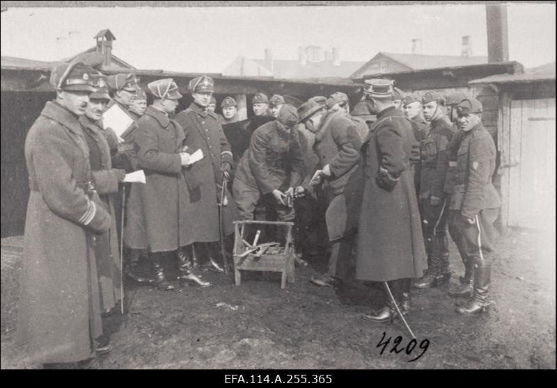 Vabadussõda. Sõjategevus Volmari piirkonnas. Soome vabatahtlikud Eestis. Tallinna garnisoni sõdurite eluolu, spordivõistlused Kalevi spordiväljakul, paraadid, õppused, õppelaagrid. Vabariigi aastapäeva paraadid. Riigikogu istung. Pilte Eesti Sõjamuuseumi eksponaatidest.