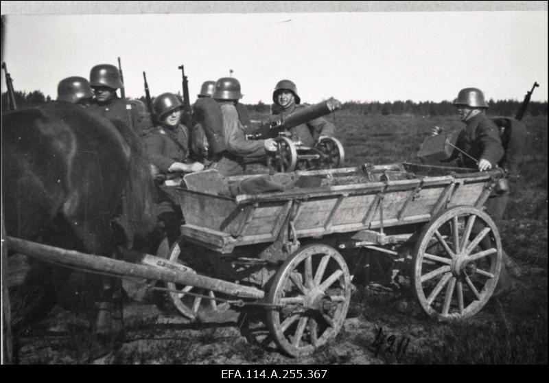 Vabadussõda. Sõjategevus Volmari piirkonnas. Soome vabatahtlikud Eestis. Tallinna garnisoni sõdurite eluolu, spordivõistlused Kalevi spordiväljakul, paraadid, õppused, õppelaagrid. Vabariigi aastapäeva paraadid. Riigikogu istung. Pilte Eesti Sõjamuuseumi eksponaatidest.