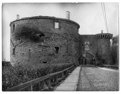 All-city. The Great Beach Gate after the burning on March 2, 1917. 1920s /?/. View of the artillery tower and a small tower by the sea  duplicate photo