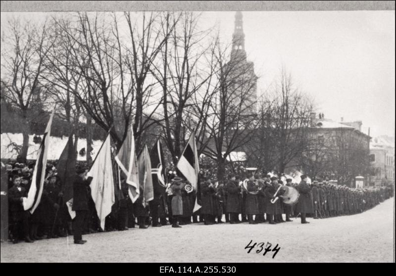 Vabadussõda. Sõjategevus Volmari piirkonnas. Soome vabatahtlikud Eestis. Tallinna garnisoni sõdurite eluolu, spordivõistlused Kalevi spordiväljakul, paraadid, õppused, õppelaagrid. Vabariigi aastapäeva paraadid. Riigikogu istung. Pilte Eesti Sõjamuuseumi eksponaatidest.