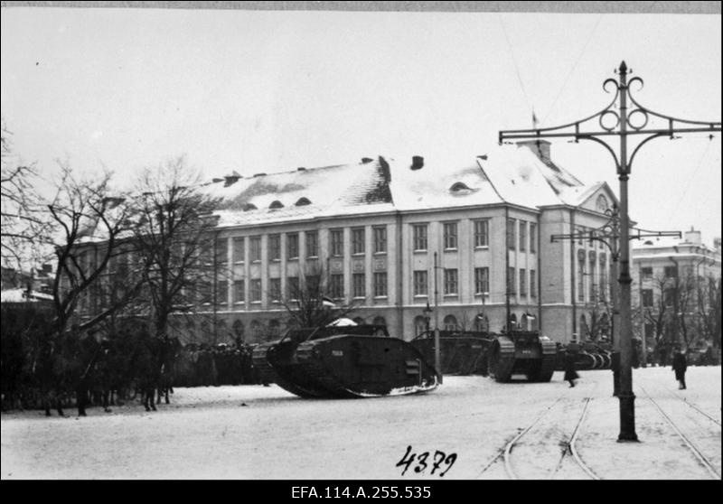 Vabadussõda. Sõjategevus Volmari piirkonnas. Soome vabatahtlikud Eestis. Tallinna garnisoni sõdurite eluolu, spordivõistlused Kalevi spordiväljakul, paraadid, õppused, õppelaagrid. Vabariigi aastapäeva paraadid. Riigikogu istung. Pilte Eesti Sõjamuuseumi eksponaatidest.