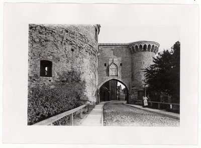 All-city. Big Coast Gate viewed by the sea at the end of the 1920s /?/  duplicate photo