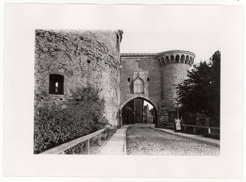 All-city. Big Coast Gate viewed by the sea at the end of the 1920s /?/