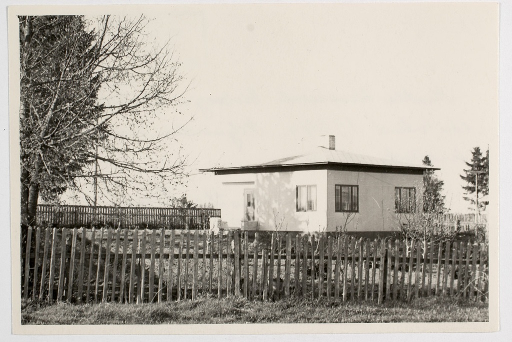 Mustla Keskkooli bioloogiaõpetaja E. Asumäe maja (eh. 1964) Viljandis koostatud projekti järgi. Mustla linn, Harju 1a
