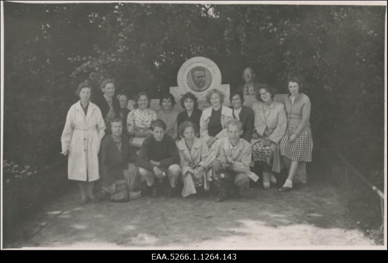 ENSV Riikliku Ajaloo Keskarhiivi ja juriidiliste asutuste töötajate ühisekskursioon Hiiumaale. Grupifoto Tshaikovski pingi juures Haapsalus